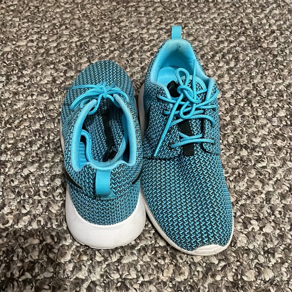 Turquoise Nike running shoes - Picture 4 of 5